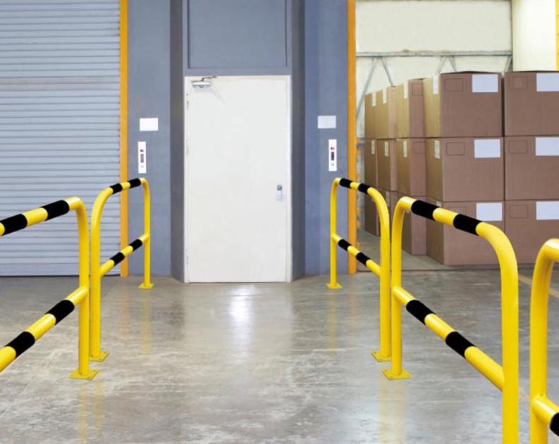 Ø 60 mm warehouse protection barrier with crossbar - site image Ø 60 mm warehouse protection barrier with crossbar
